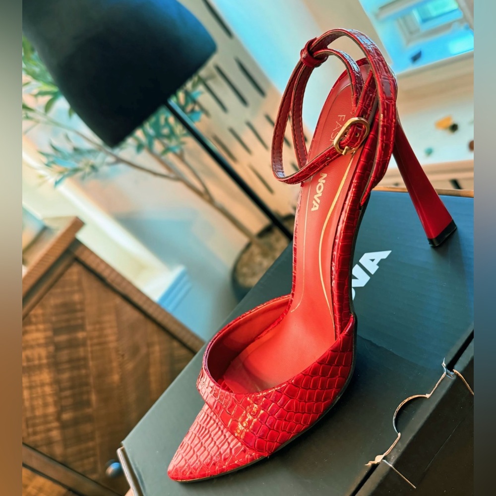 Seraphine Stiletto Heels from Fashion Nova - Burgundy 👠 - Picture 8 of 10